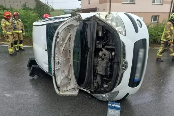 Dachowanie w Porąbce Uszewskiej – jedna osoba w szpitalu