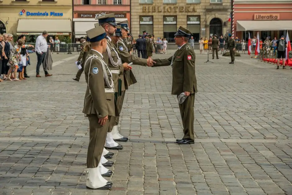 Powiatowe Obchody Święta Policji w Brzesku – awanse i odznaczenia dla funkcjonariuszy