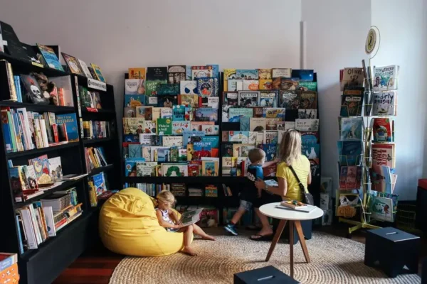Bezpieczne wakacje z kampanią „Tata też czyta” – wizyta ratownika medycznego w bibliotece