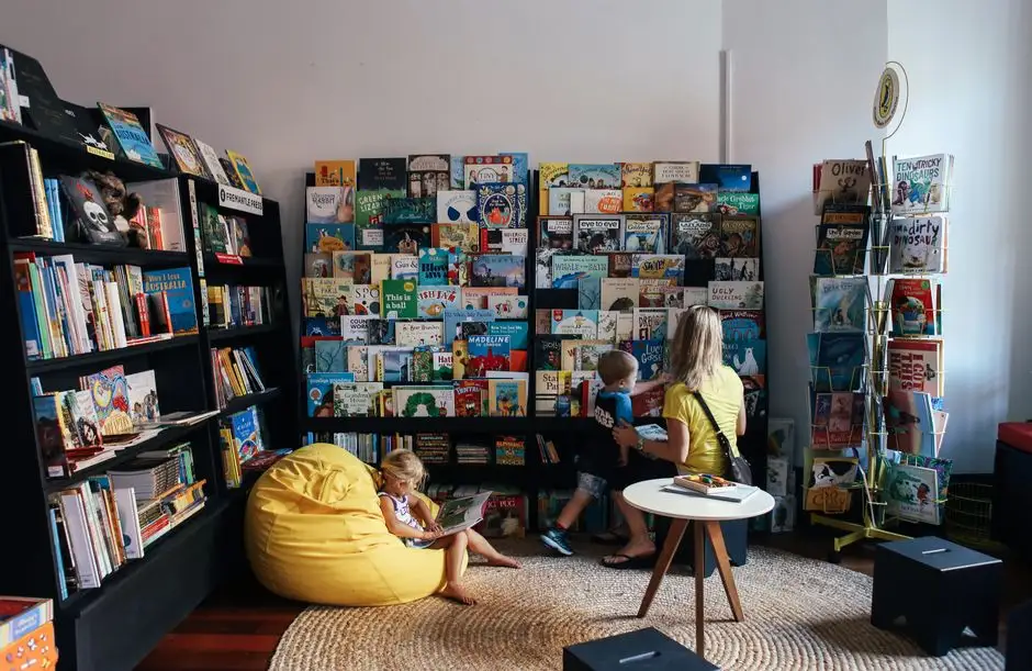 Bezpieczne wakacje z kampanią „Tata też czyta” – wizyta ratownika medycznego w bibliotece