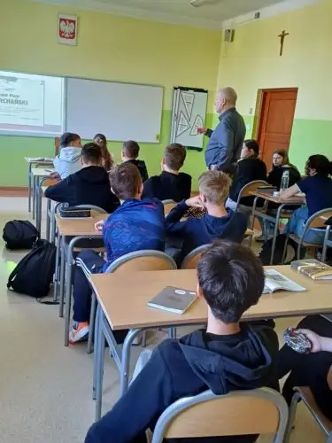 Leszek Czajkowski w PSP nr 3 w Brzesku – lekcja historii i patriotyzmu