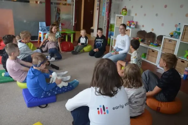 Językowa zabawa w bibliotece: Early Stage Brzesko inspiruje dzieci