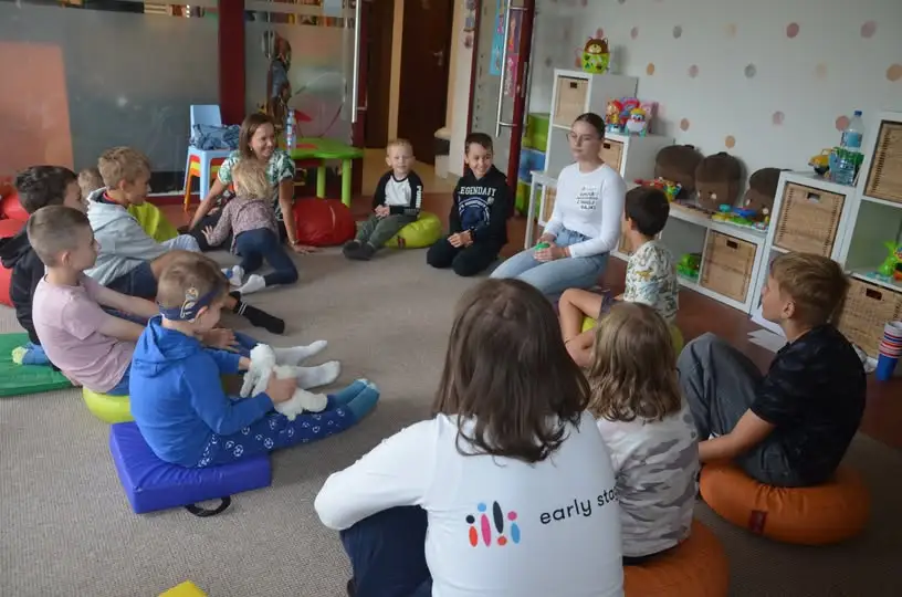Językowa zabawa w bibliotece: Early Stage Brzesko inspiruje dzieci