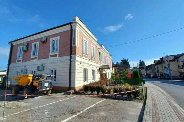 Trwają prace remontowe w budynku MOPS w Brzesku – prosimy o ostrożność