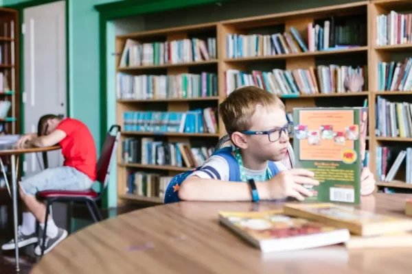 Wakacyjne spotkania w bibliotece w Szczurowej zakończone niespodzianką