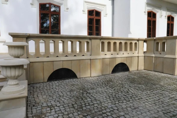 Dwór Kępińskich w Szczurowej odzyskał blask – zakończono konserwację elewacji