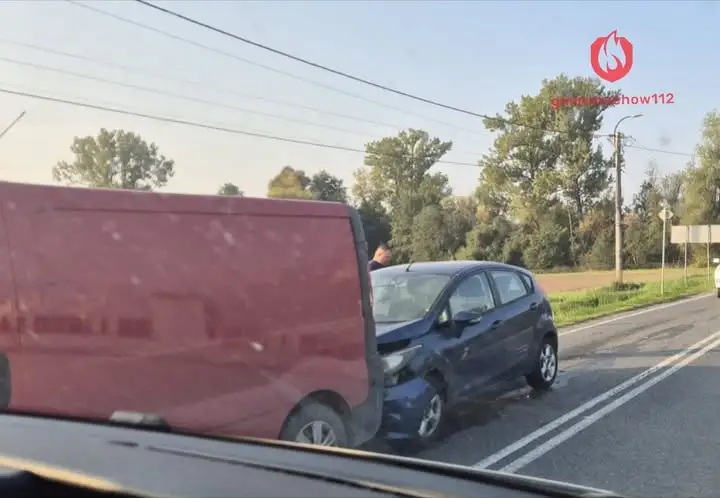Stłuczka na DW 980 przy skrzyżowaniu w kierunku Złotej – utrudnienia w ruchu