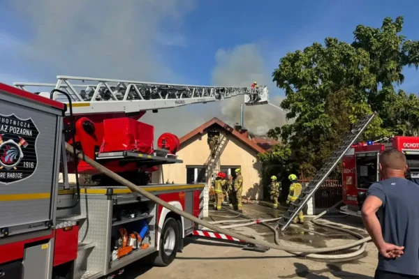 Pożar poddasza w Koczargach Starych. Interweniowało siedem zastępów straży pożarnej