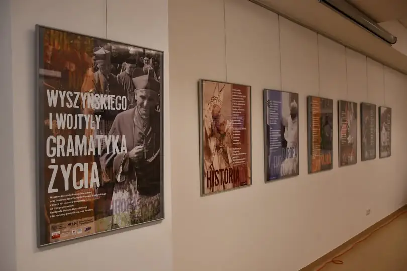 Wystawa o Wyszyńskim i Wojtyle w bibliotece w Brzesku