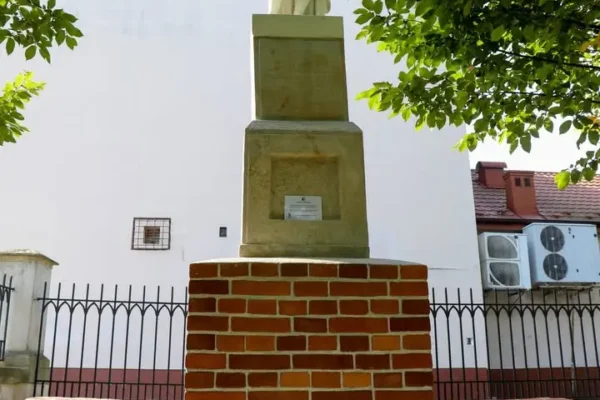 Zabytkowa figura św. Jana Chrzciciela w Parku Kępińskich odzyskała dawny blask
