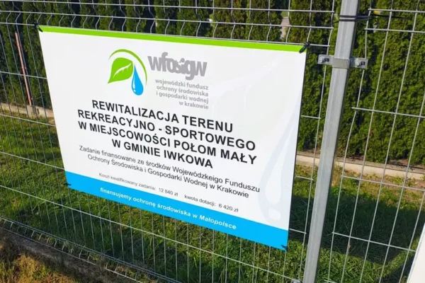 Połom Mały: uczniowie z Kątów posadzili zieleń na zrewitalizowanym terenie rekreacyjnym