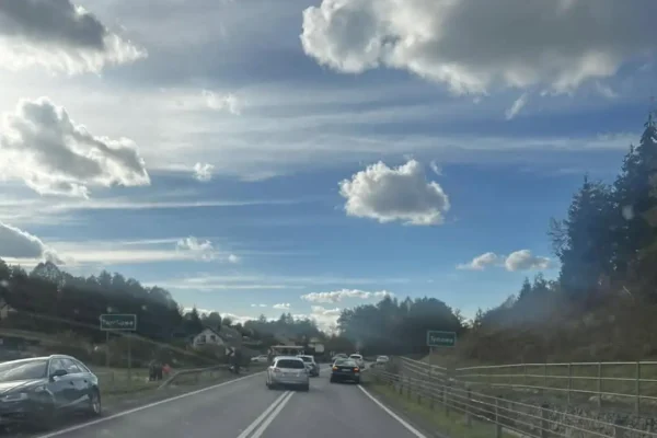 Kolizja motocykla z autem na DK-75 w Tworkowej — utrudnienia w ruchu