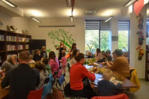 Jesienne warsztaty rodzinne w bibliotece w Brzesku – kreatywna Noc Bibliotek