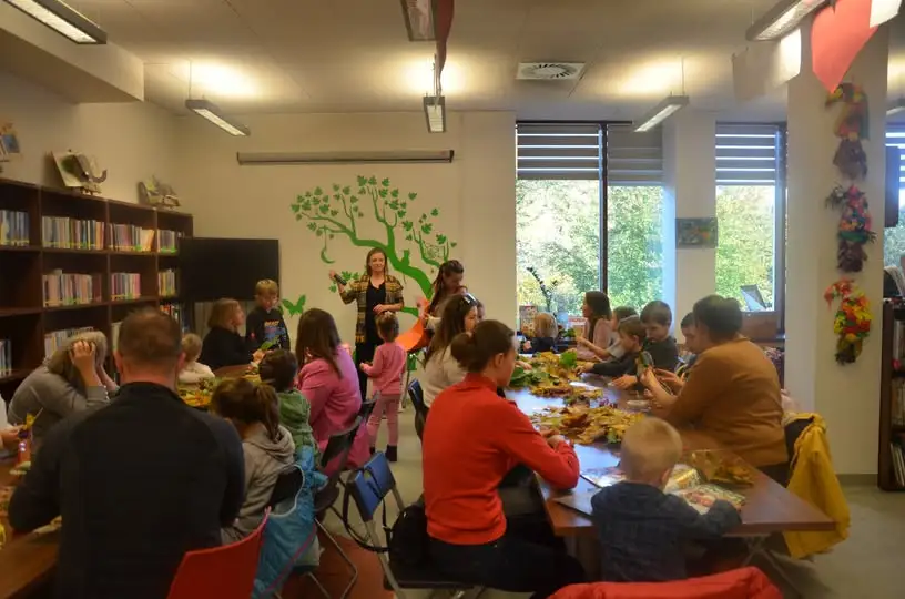 Jesienne warsztaty rodzinne w bibliotece w Brzesku – kreatywna Noc Bibliotek