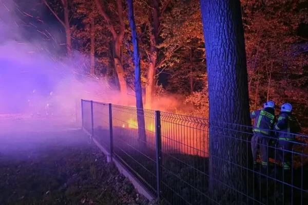 Pożar zarośli w Złotej. Na miejscu działały cztery zastępy straży pożarnej