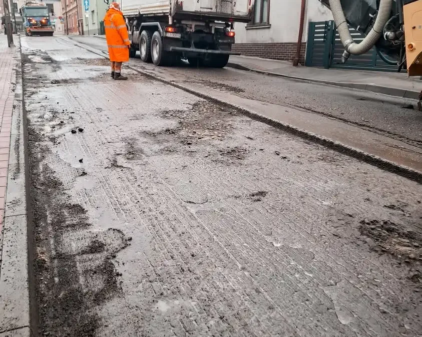 Frezowanie jezdni w centrum Brzeska – utrudnienia dla kierowców