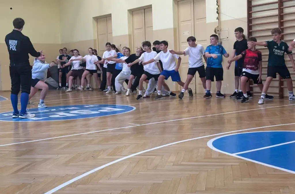 Szermierka w PSP nr 1 w Brzesku – pokazowe zajęcia dla uczniów