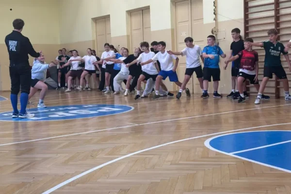 Szermierka w PSP nr 1 w Brzesku – pokazowe zajęcia dla uczniów