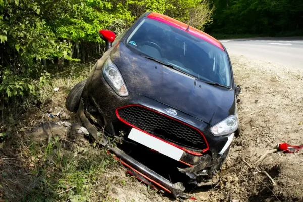 Zderzenie dwóch aut w Maszkienicach. Jedna osoba ranna, droga zablokowana