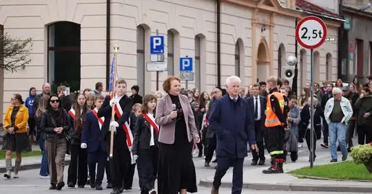 Brzesko uczciło 84. rocznicę zagłady żydowskiej społeczności – hołd dla 1800 uczniów