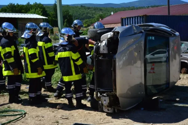 Trzy auta zderzyły się w Dębnie. Jedna osoba trafiła do szpitala