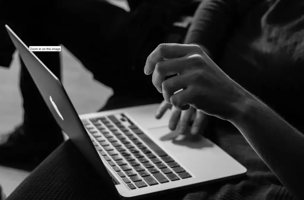 Bańki informacyjne – jak algorytmy dzielą społeczeństwo i jak się przed tym bronić