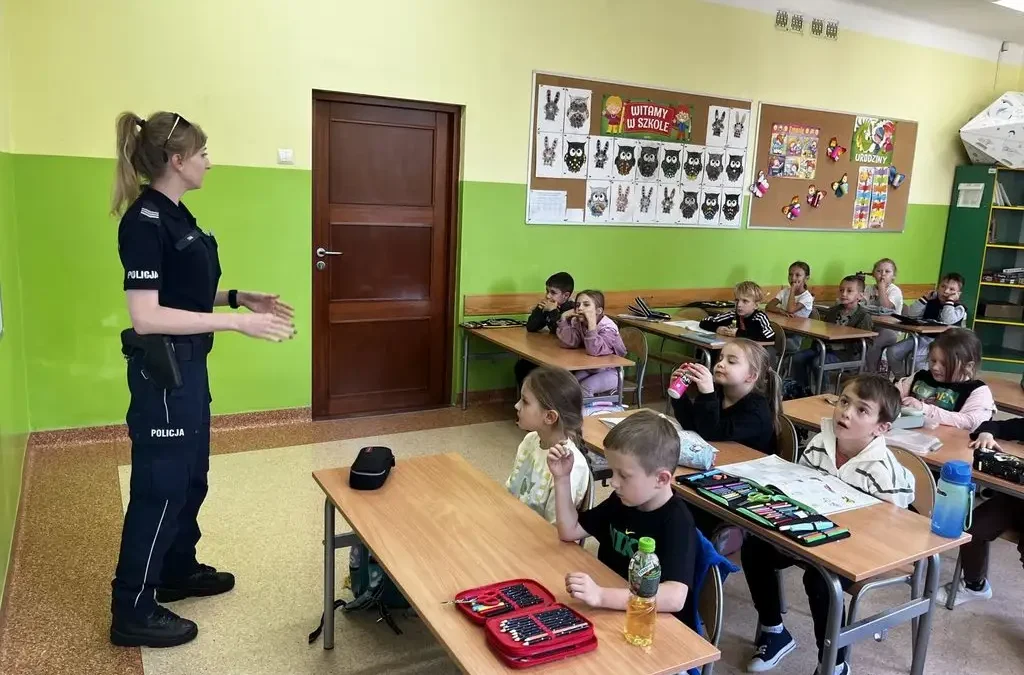 Policjantka uczyła uczniów PSP 3 w Brzesku bezpieczeństwa na drodze